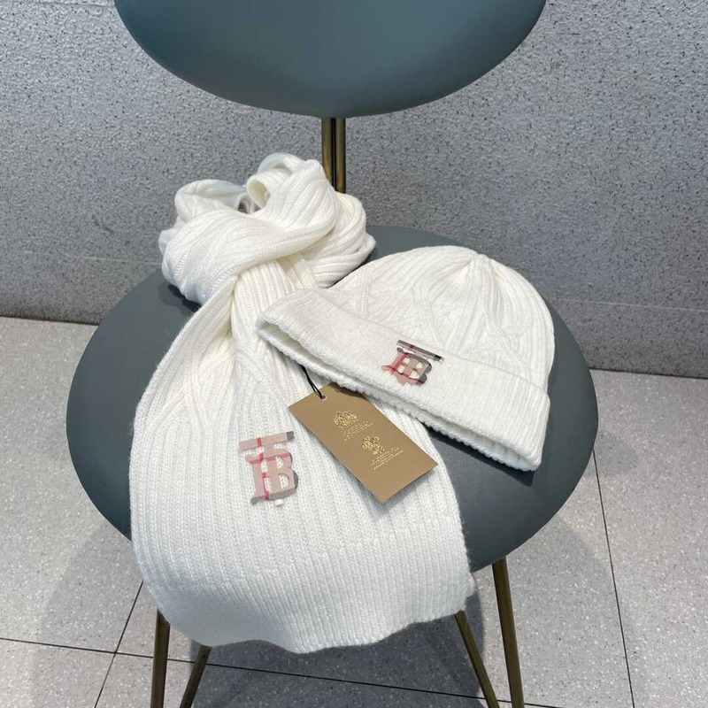 B**rry knitted cap and scarf white