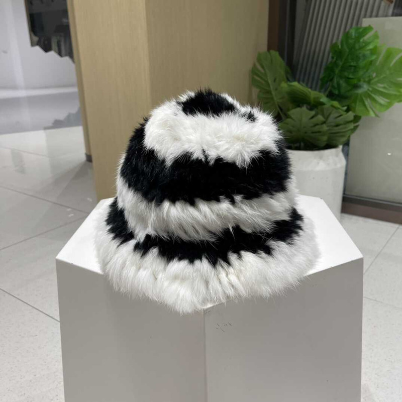 G*u*i gg fur bucket hat white&black