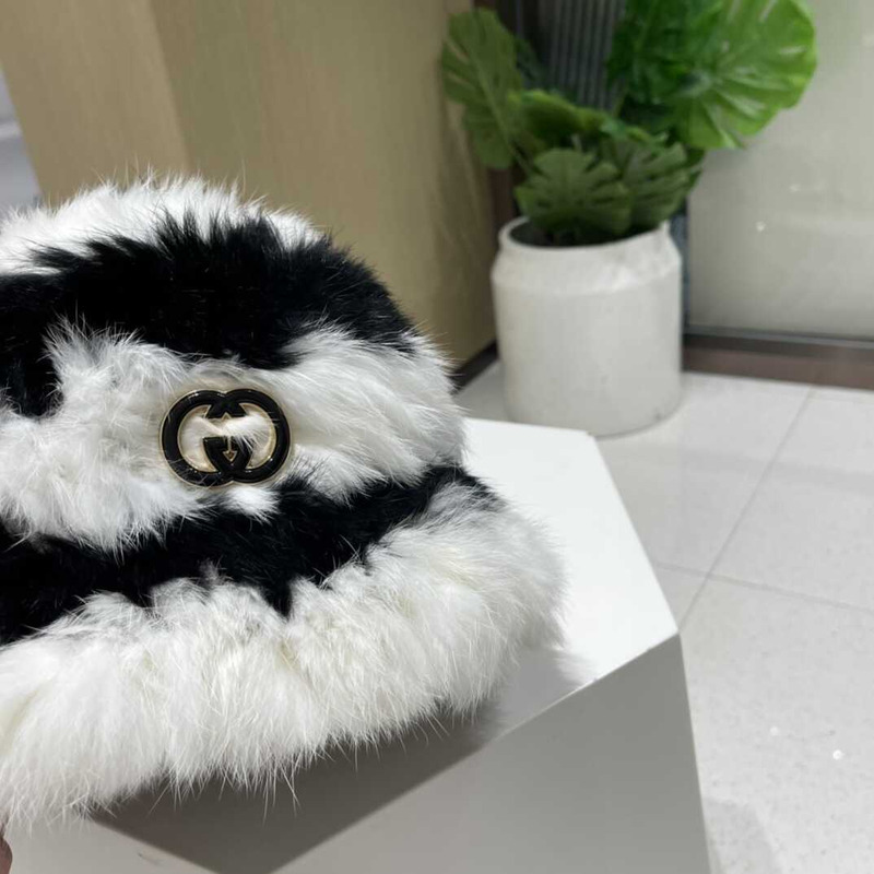 G*u*i gg fur bucket hat white&black