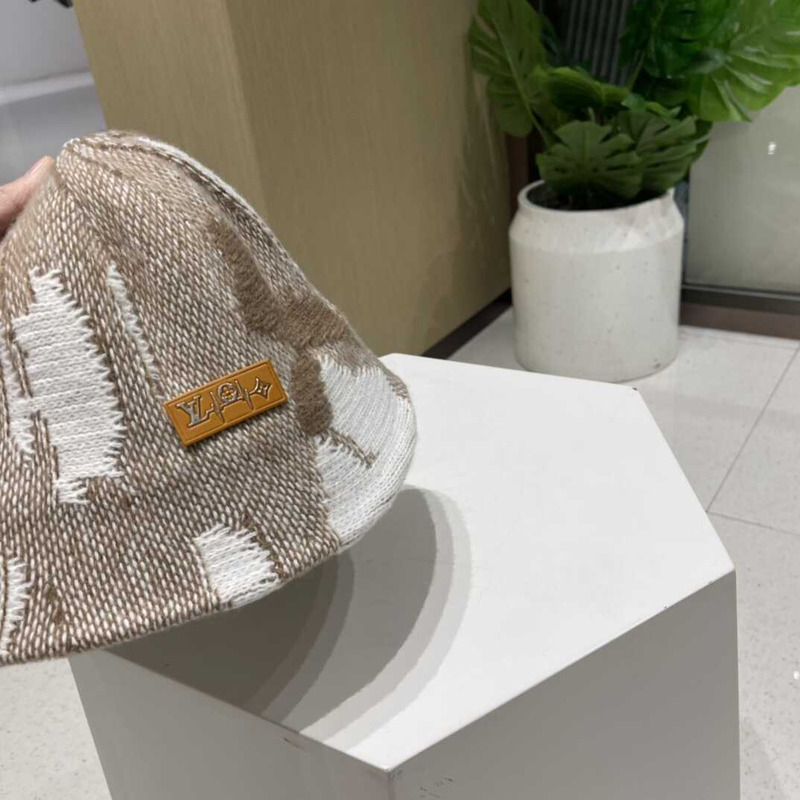 l**is V*t*n bucket hat beige