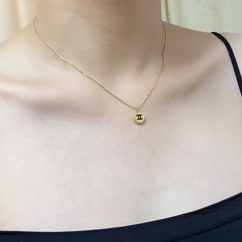 Ch*el cc pendant necklace gold