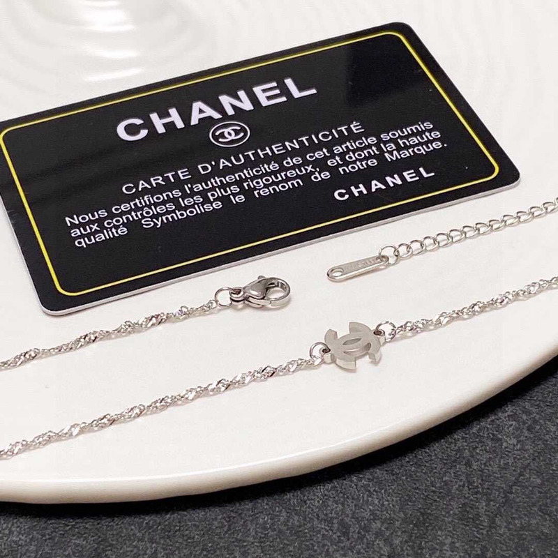 Ch*el mini logo necklace