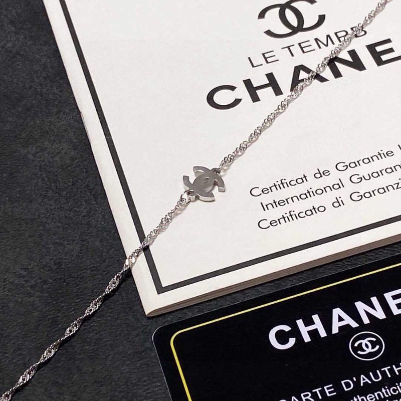 Ch*el mini logo necklace