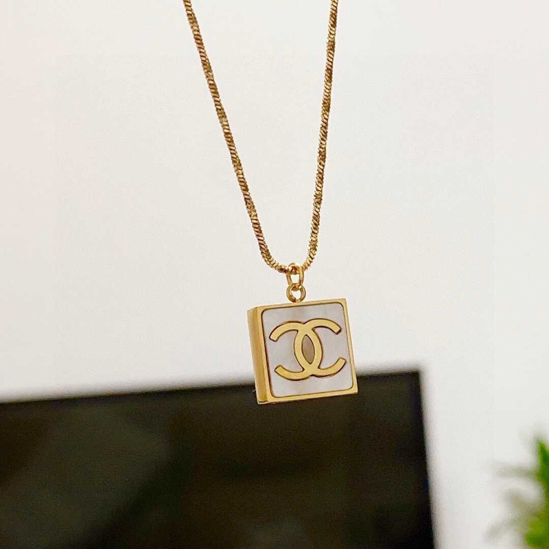 Ch*el logo pendant necklace white