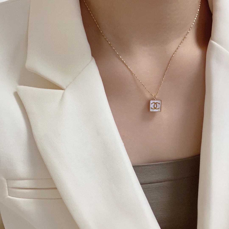 Ch*el logo pendant necklace white