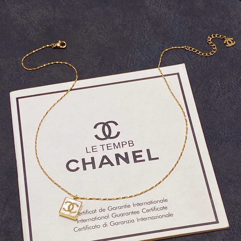 Ch*el logo pendant necklace white