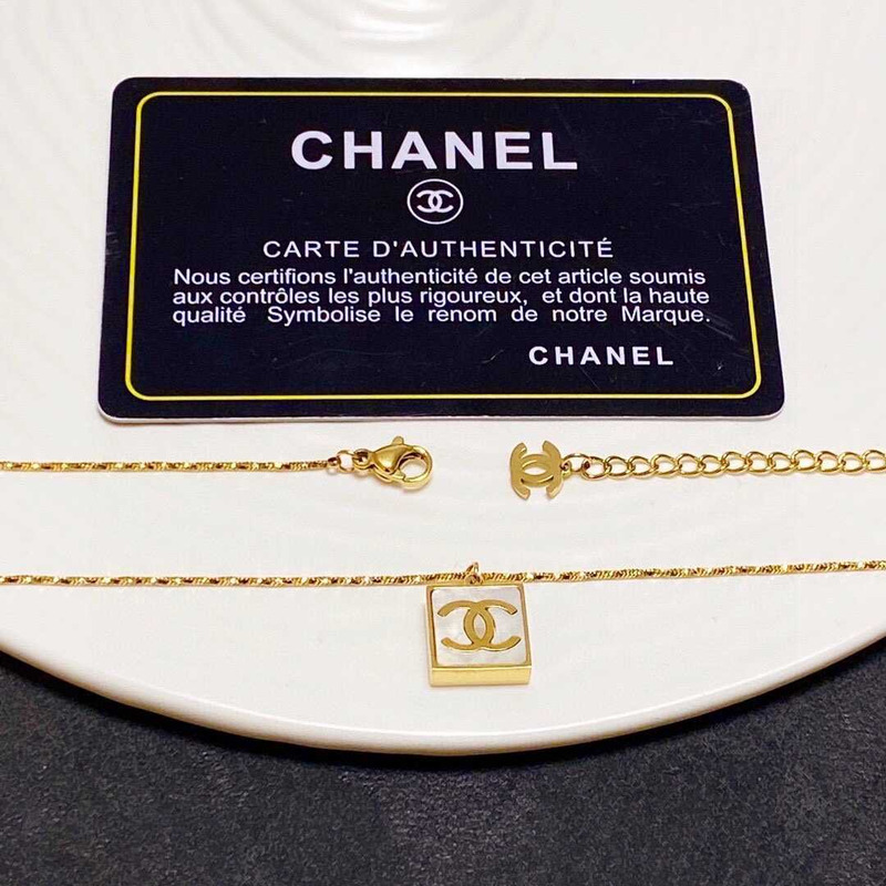 Ch*el logo pendant necklace white