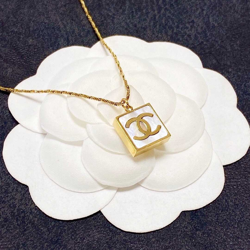 Ch*el logo pendant necklace white