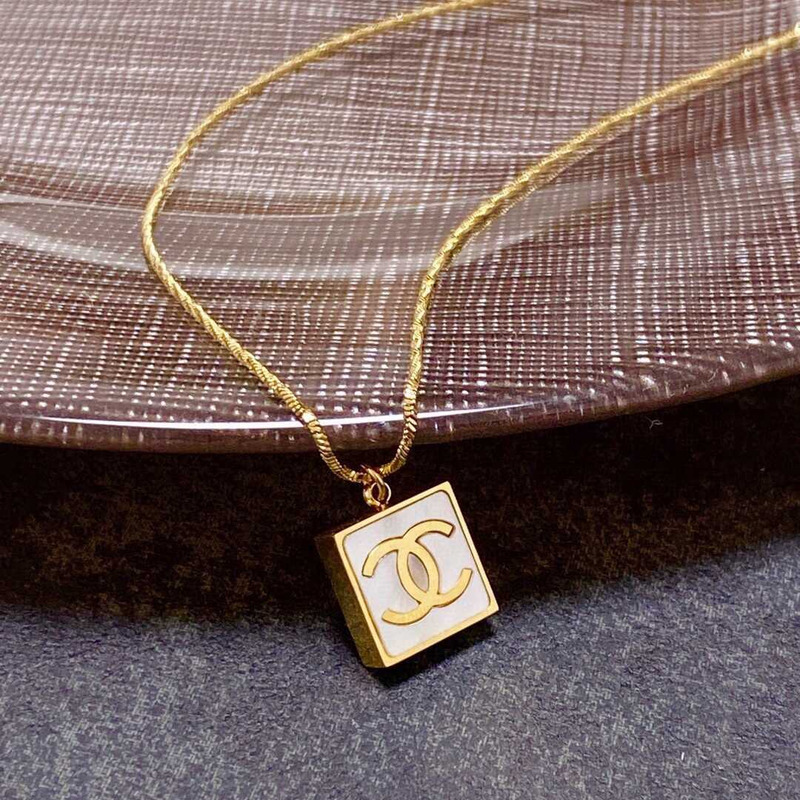 Ch*el logo pendant necklace white