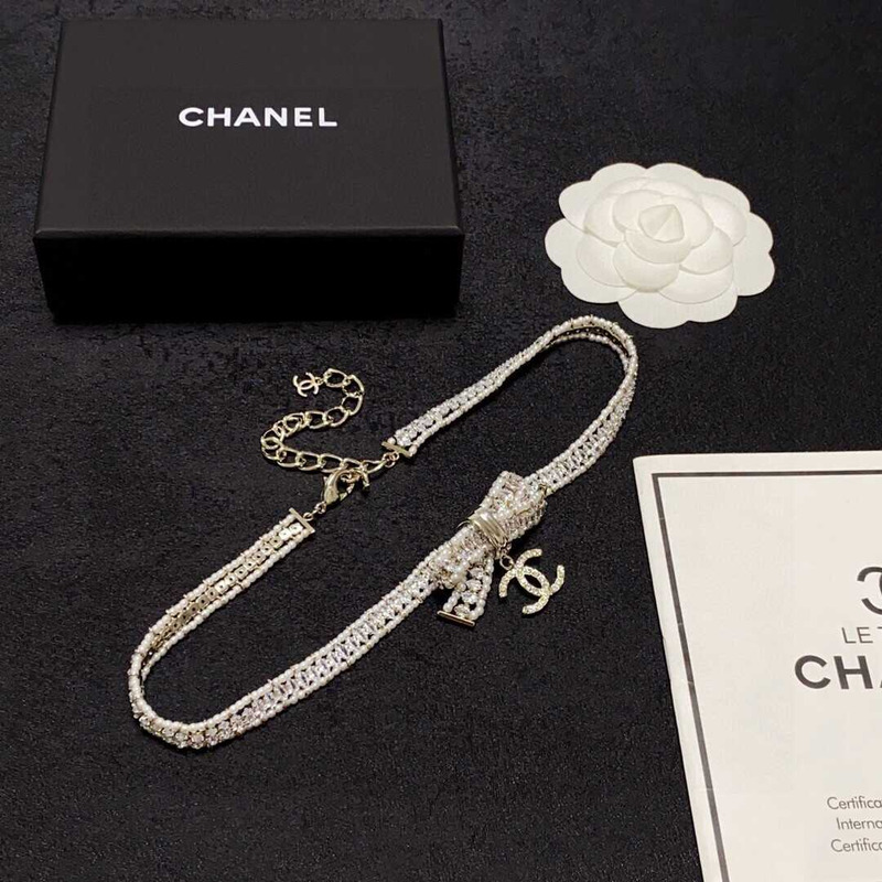 Ch*el pearl chocker white