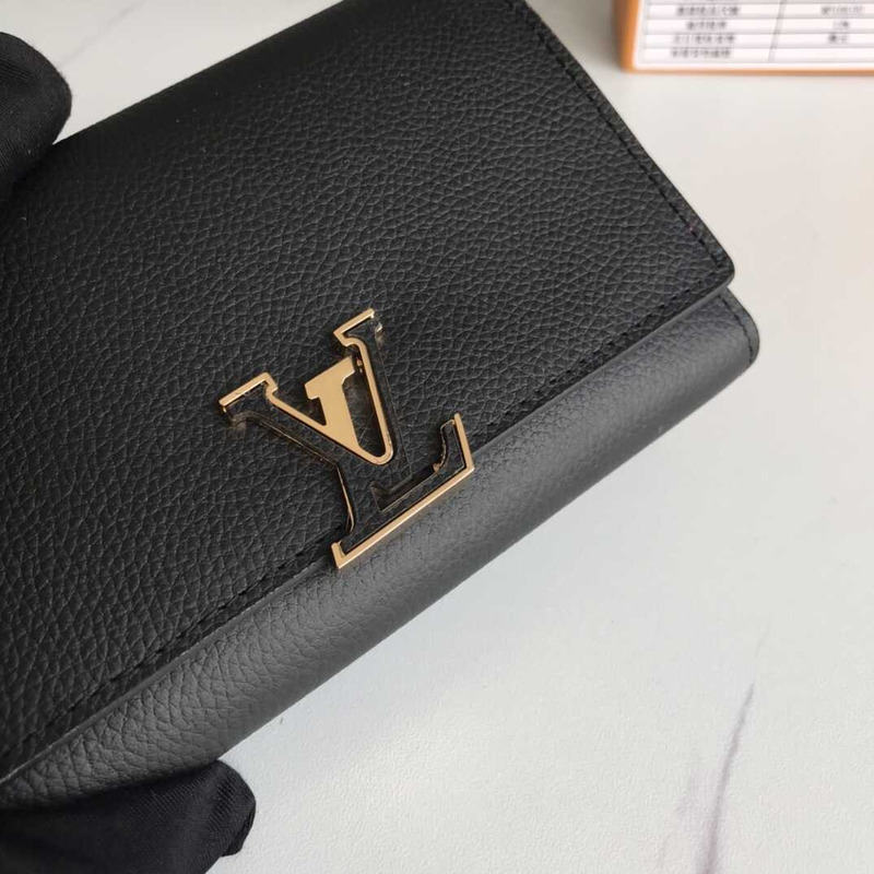 l**is V*t*n capucines wallet black