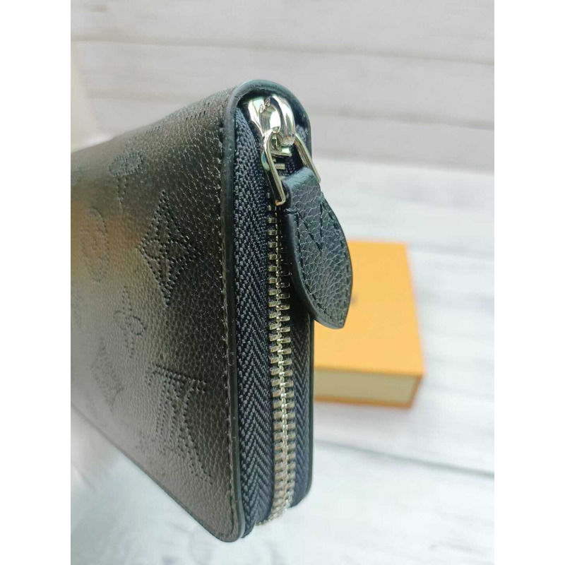 l**is V*t*n zippy wallet black