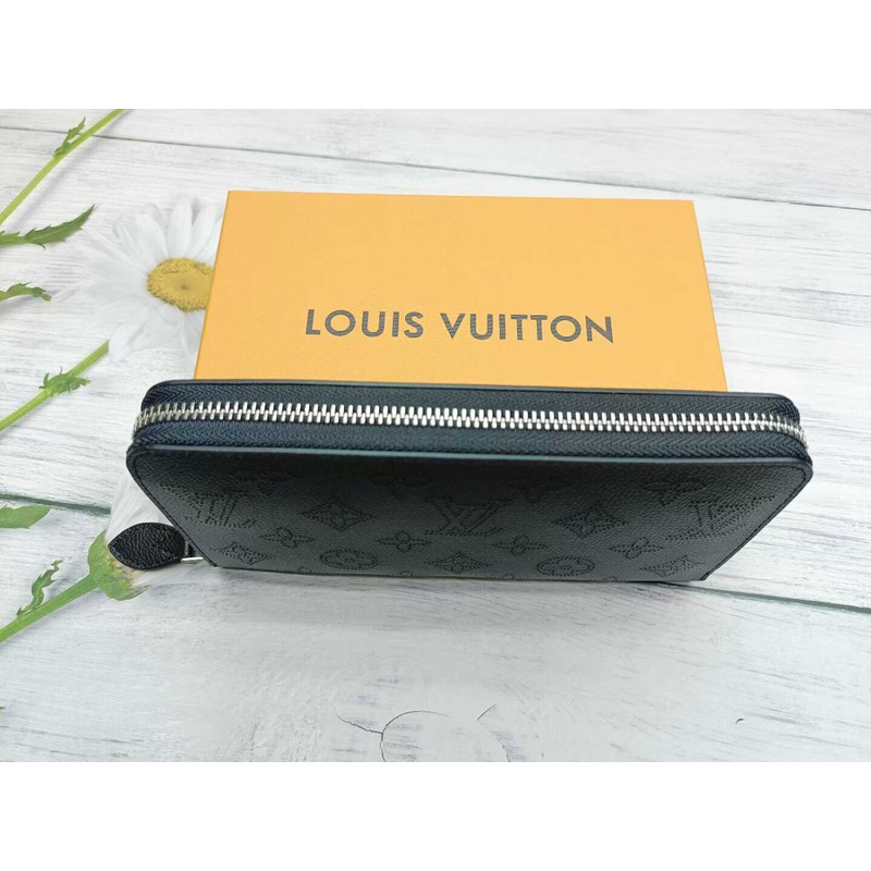 l**is V*t*n zippy wallet black