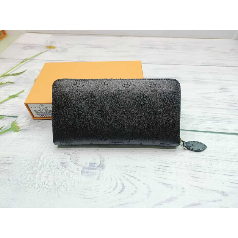 l**is V*t*n zippy wallet black