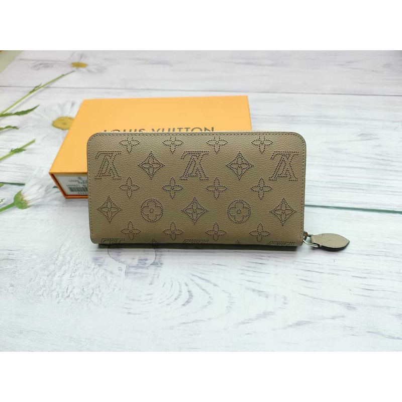 l**is V*t*n zippy wallet brown