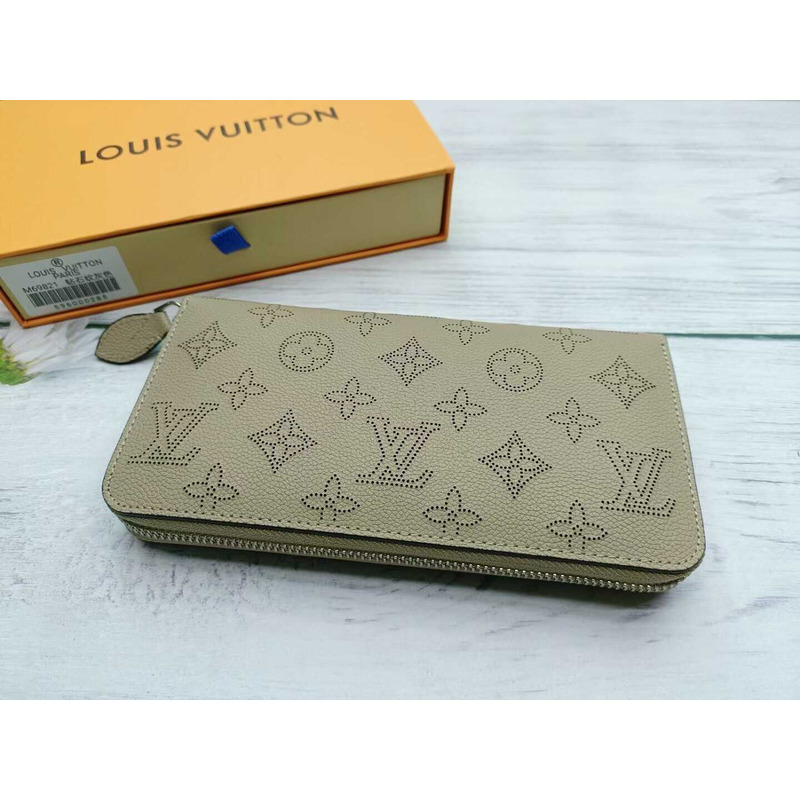 l**is V*t*n zippy wallet brown