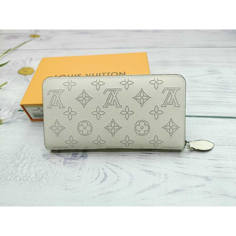 l**is V*t*n zippy wallet white