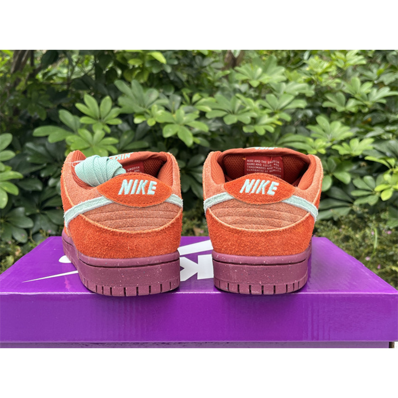 Nike SB Dunk Low Mystic Red