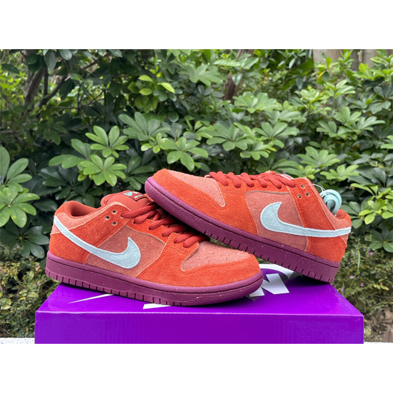 Nike SB Dunk Low Mystic Red