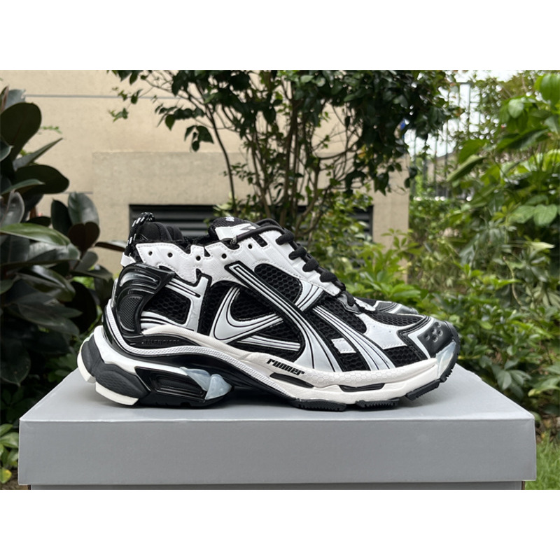 Ba*len*cia*ga runner sneaker white and black