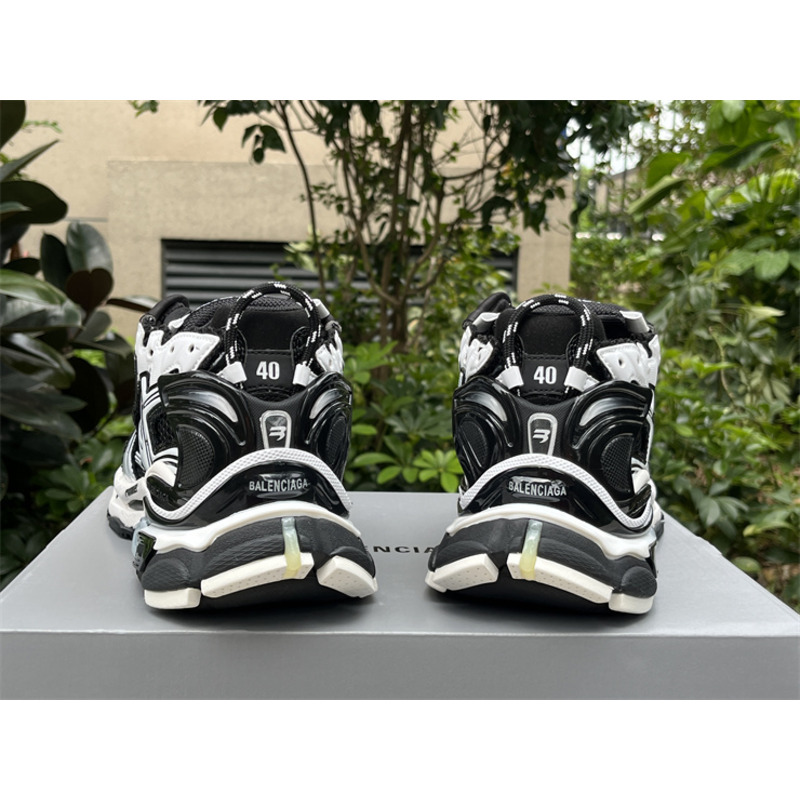 Ba*len*cia*ga runner sneaker white and black