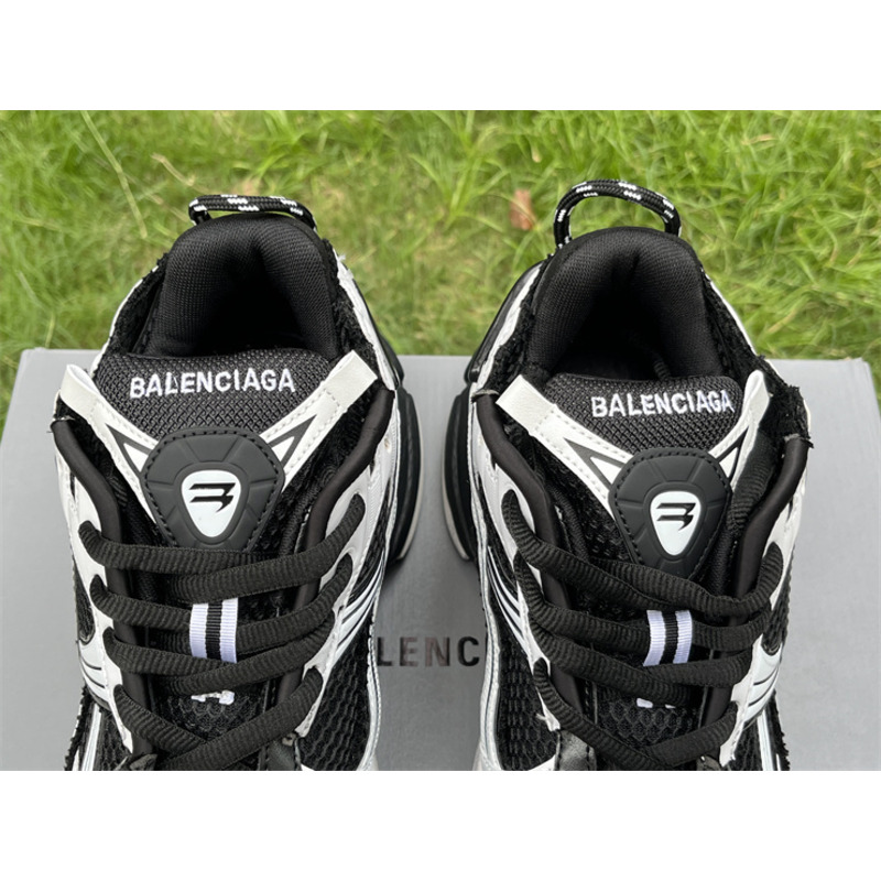 Ba*len*cia*ga runner sneaker white and black