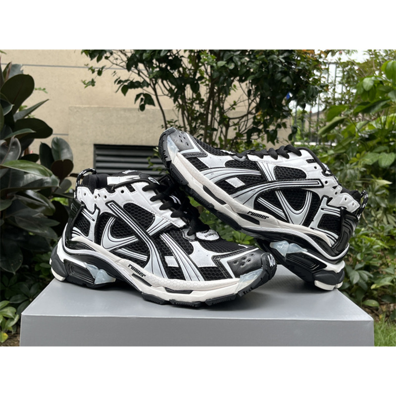 Ba*len*cia*ga runner sneaker white and black