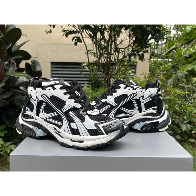 Ba*len*cia*ga runner sneaker white and black