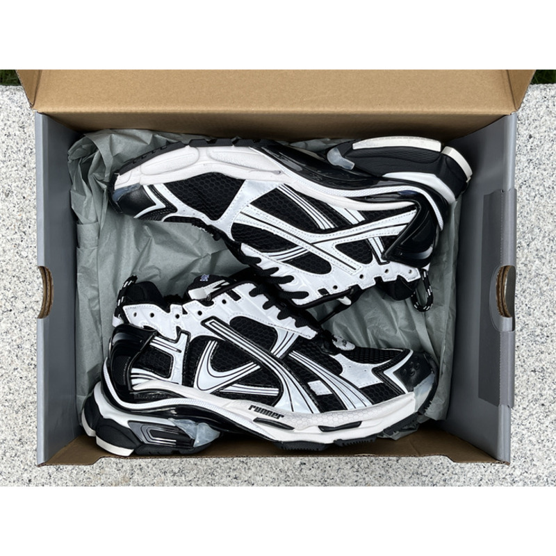 Ba*len*cia*ga runner sneaker white and black