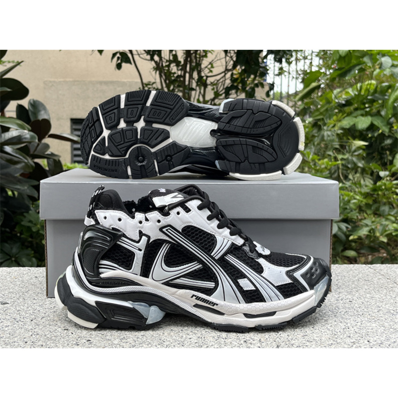 Ba*len*cia*ga runner sneaker white and black