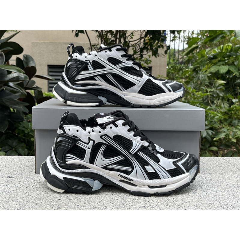 Ba*len*cia*ga runner sneaker white and black