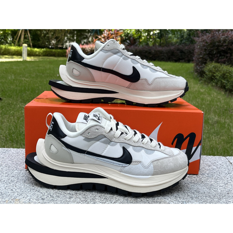 NikeSacai x VaporWaffle “Tour” Sneaker White And Black