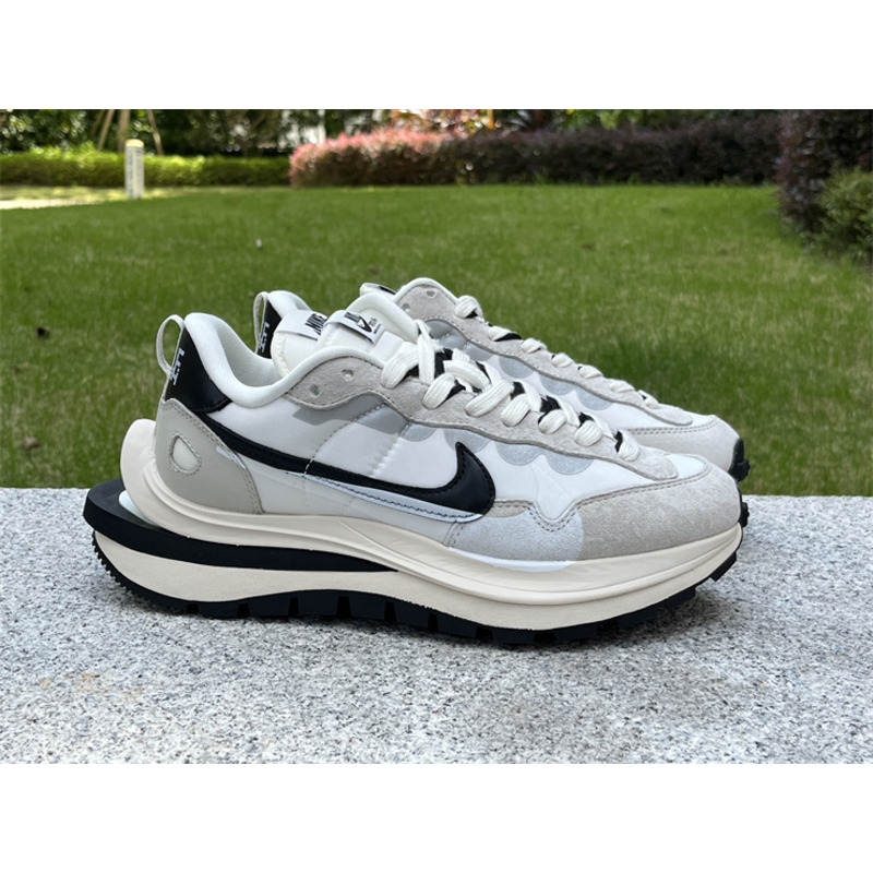 NikeSacai x VaporWaffle “Tour” Sneaker White And Black