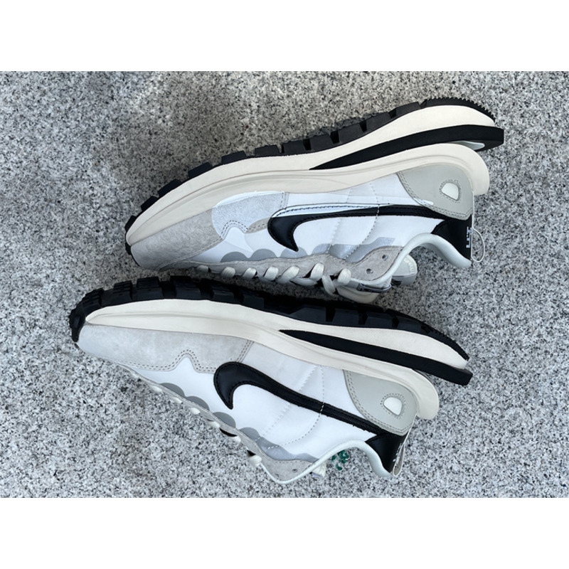 NikeSacai x VaporWaffle “Tour” Sneaker White And Black