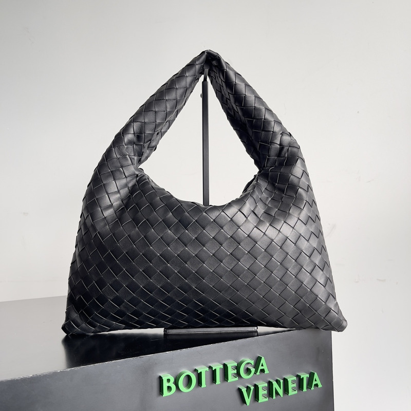 Bo*te*ga ve*ne*ta shoulder bag realised with intrecciato craftsmanship in calfskin leather