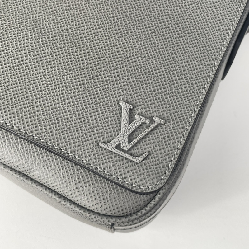 l**is V*t*n district pm messenger bag glacier