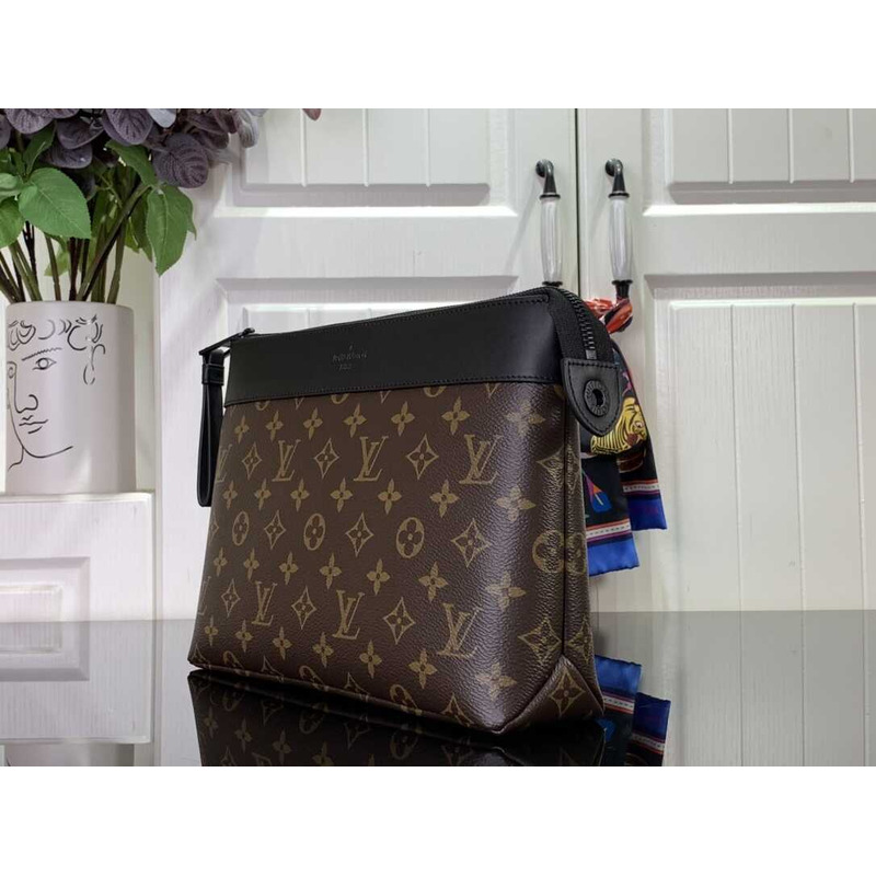 l**is V*t*n pouch monogram canvas brown