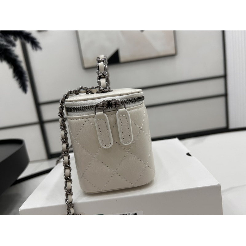 Ch*el clutch with chain white