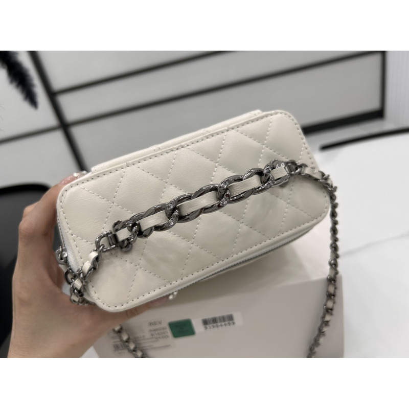 Ch*el clutch with chain white