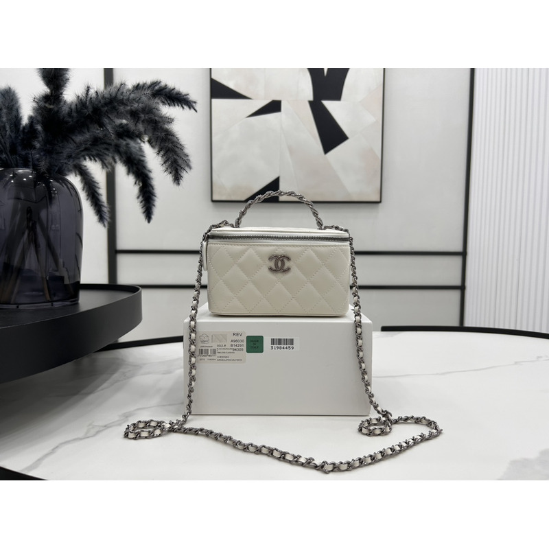 Ch*el clutch with chain white