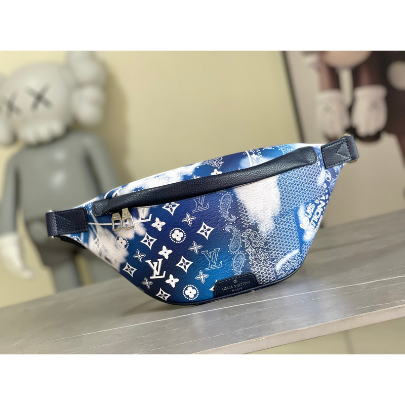 l**is V*t*n bum bag discovery pm monogram bandana bleached blue