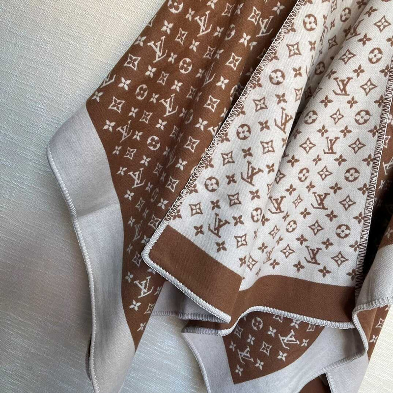 l**is V*t*n monogram scarf camel