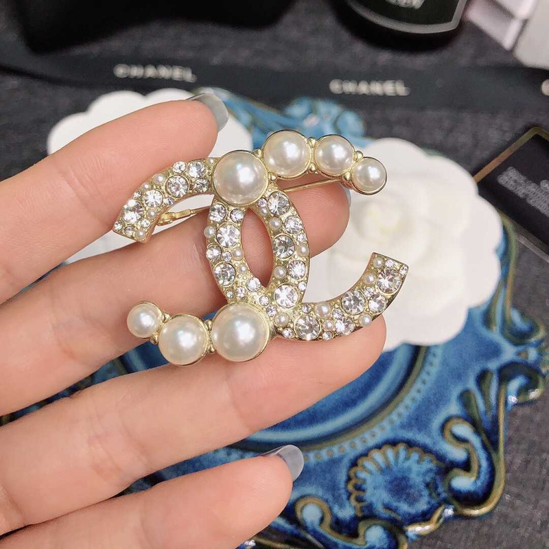 Ch*el cc brooch white gold