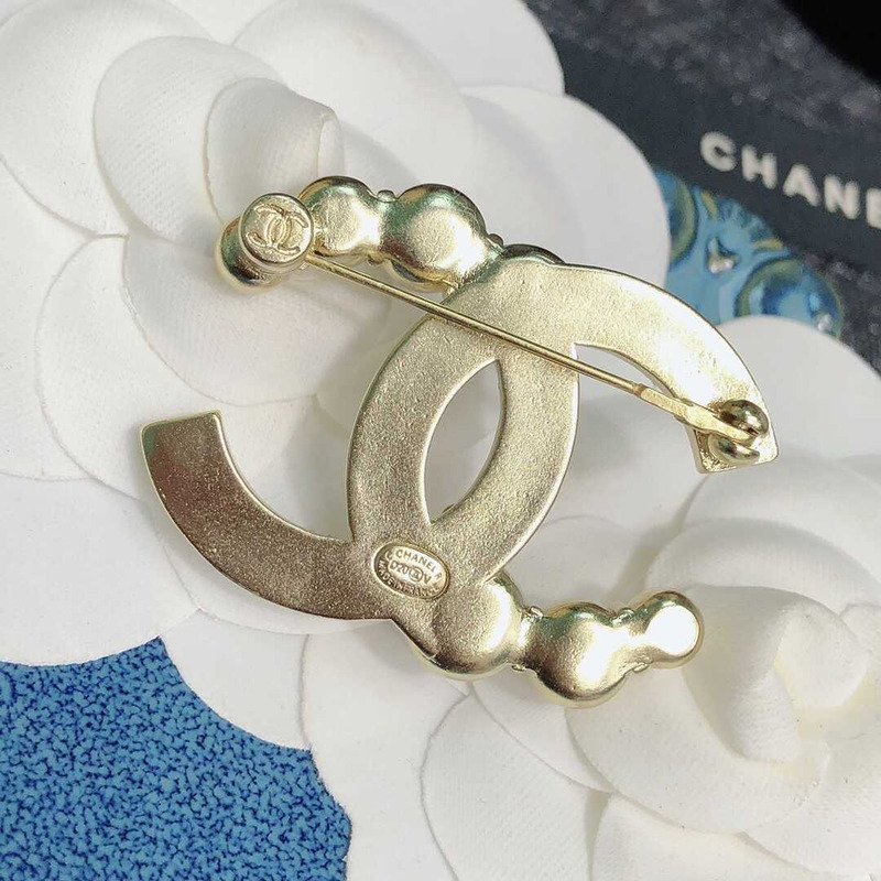 Ch*el cc brooch white gold