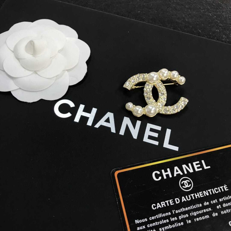 Ch*el cc brooch white gold