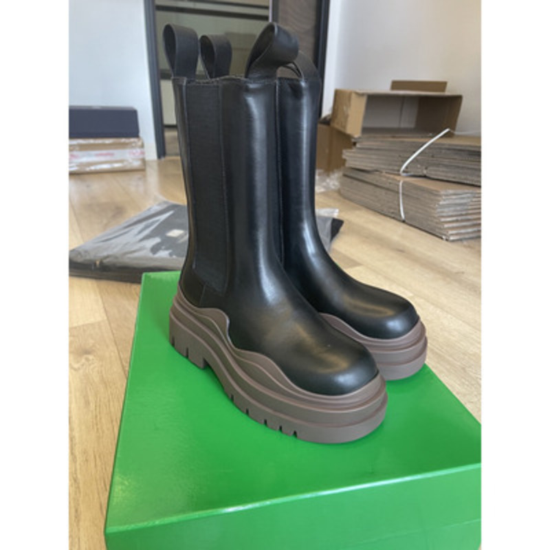 Bo*te*ga ve*ne*ta tire chelsea boot in black and brown