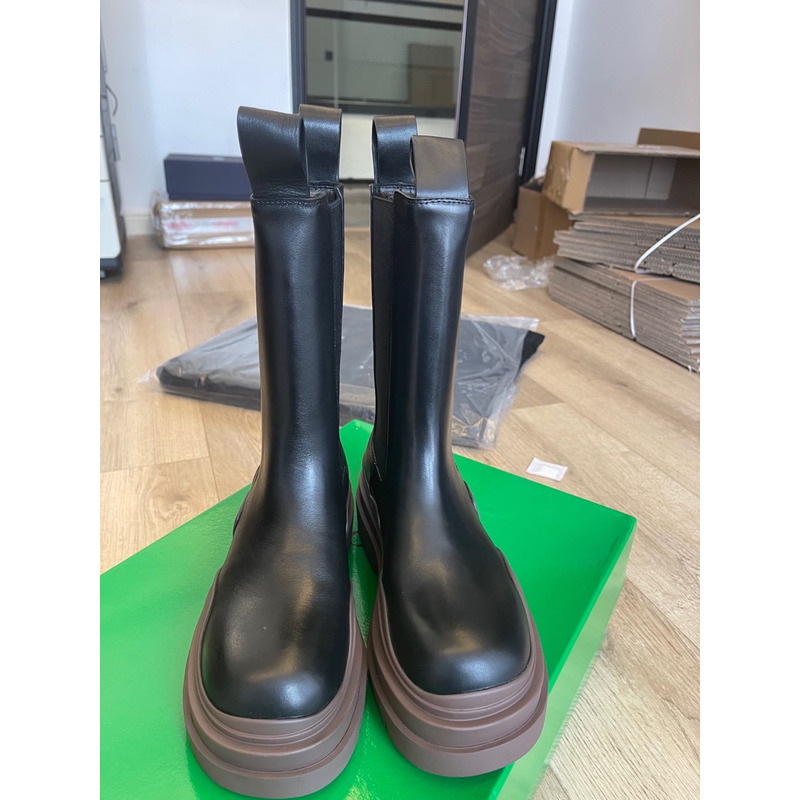 Bo*te*ga ve*ne*ta tire chelsea boot in black and brown