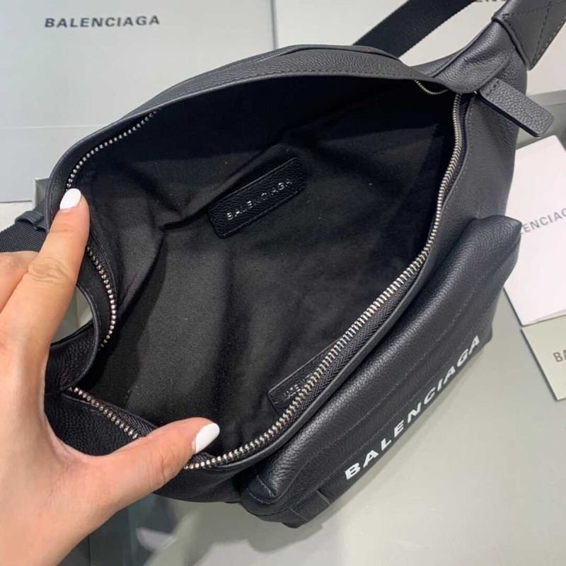 Ba*len*cia*ga everyday beltpack in black