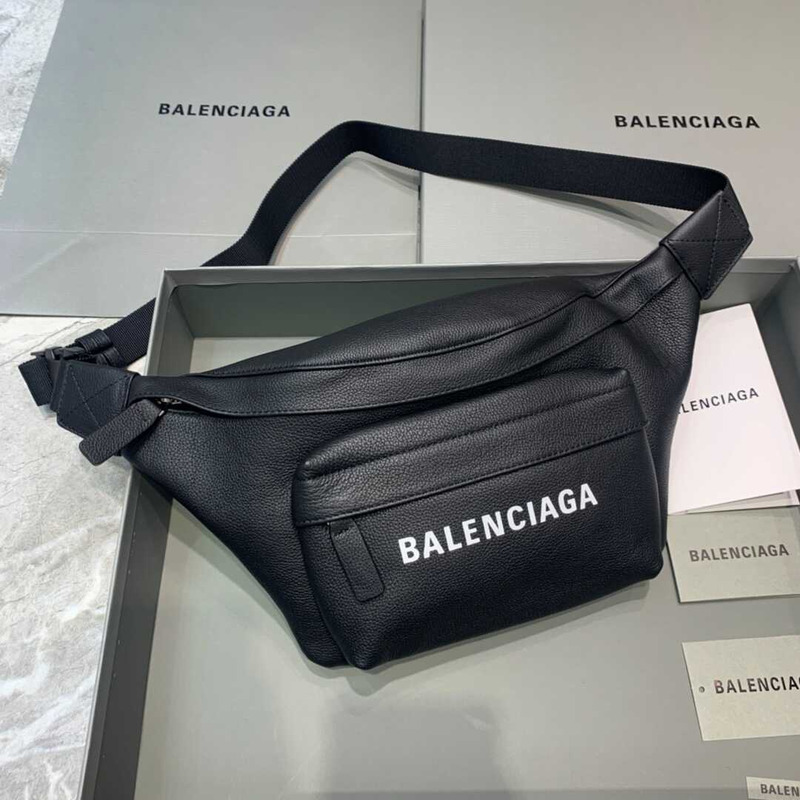 Ba*len*cia*ga everyday beltpack in black