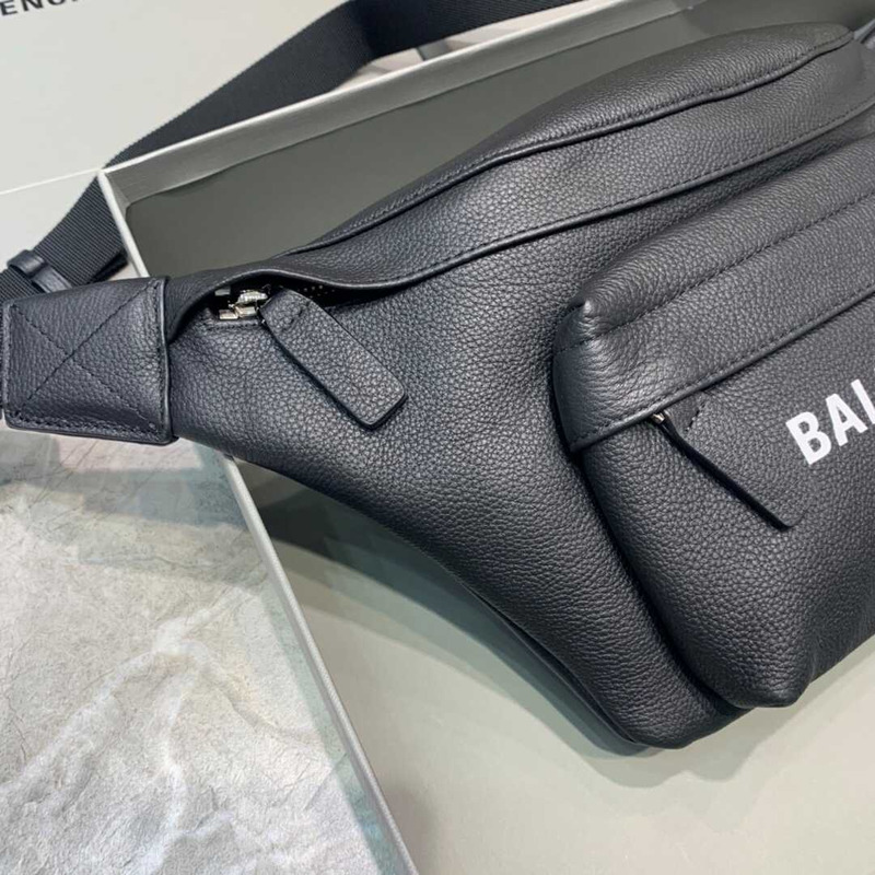 Ba*len*cia*ga everyday beltpack in black